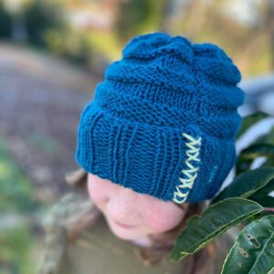 Knitted cross-stitched beanie ‘muts’
